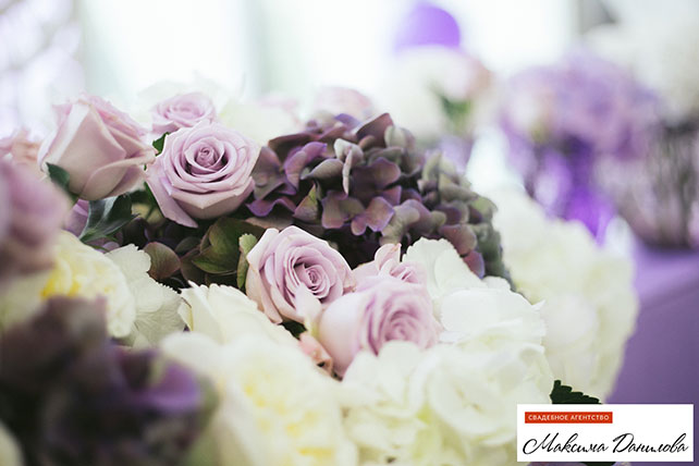сиреневая свадьба, цветочная композиция с сиреневыми розами