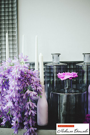 сиреневая свадьба, подсвечники из бутылок в декоре