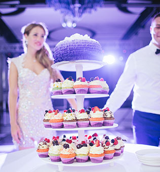 сиреневая свадьба, торт и капкейки