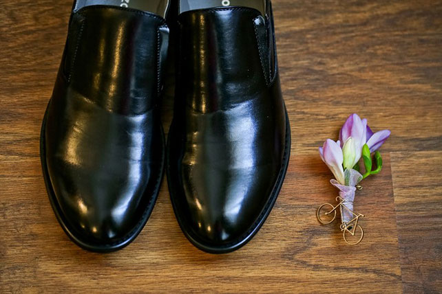 Сиреневая свадьба с велосипедами, туфли жениха, бутоньека с велосипедом