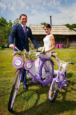 Сиреневая свадьба с велосипедами, жених и невеста, велосипеды