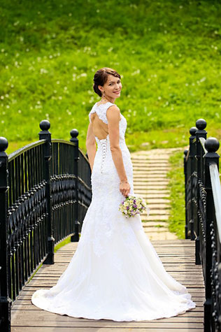 Сиреневая свадьба с велосипедами, образ невесты, фото на мостике