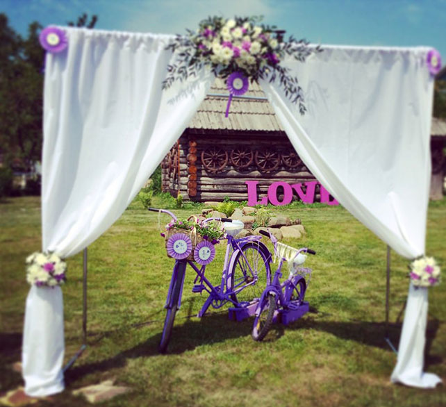 Сиреневая свадьба с велосипедами, велосипеды, свадебная арка