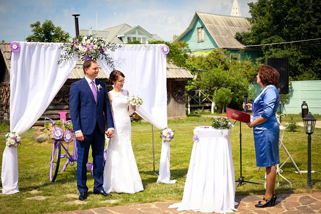 Сиреневая свадьба с велосипедами, церемония бракосочетания, свадебная арка