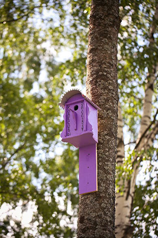 Сиреневая свадьба с велосипедами, скворечник в декоре свадьбы