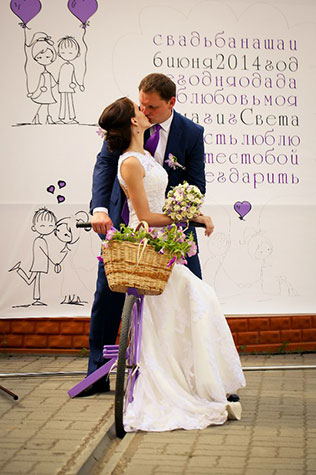 Сиреневая свадьба с велосипедами, жених и невеста, свадебный плакат