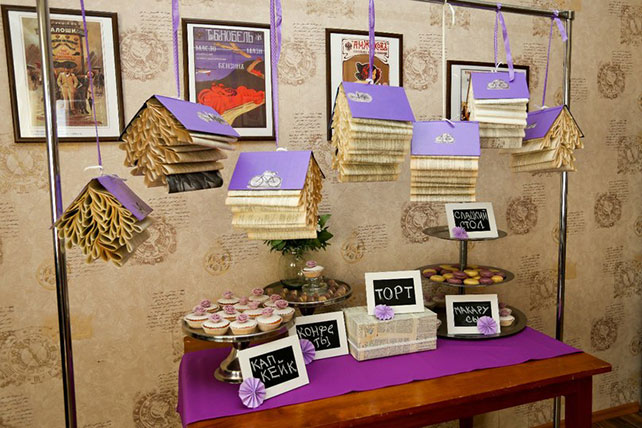 Сиреневая свадьба с велосипедами, сладкий стол, книги в декоре
