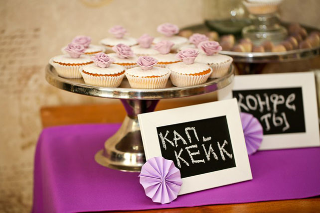 Сиреневая свадьба с велосипедами, сладкий стол, капкейки