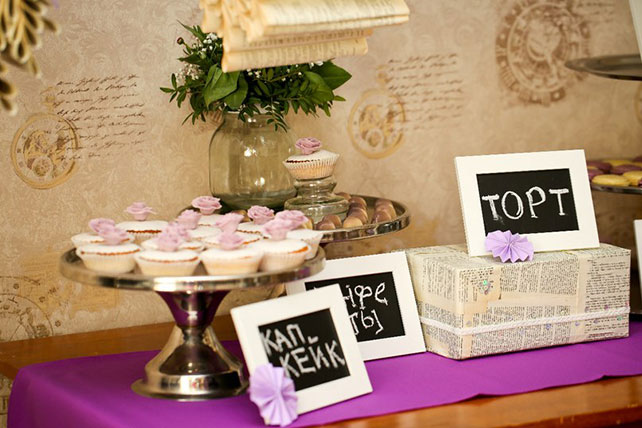 Сиреневая свадьба с велосипедами, сладкий стол, торт, книги в оформлении