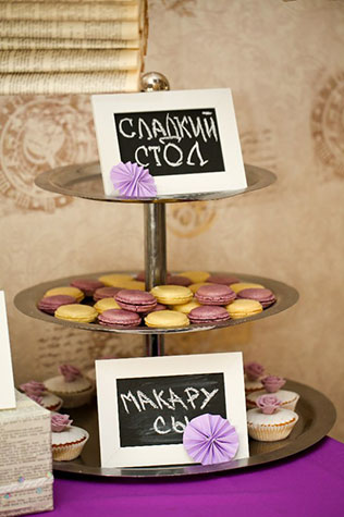 Сиреневая свадьба с велосипедами, сладкий стол, макарусы