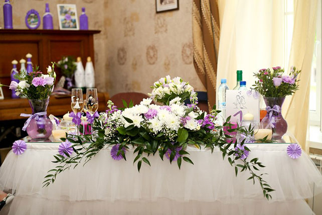 Сиреневая свадьба с велосипедами, стол молодоженов