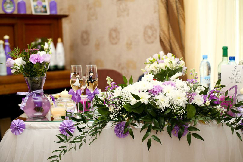 Сиреневая свадьба с велосипедами, стол молодоженов, бокалы