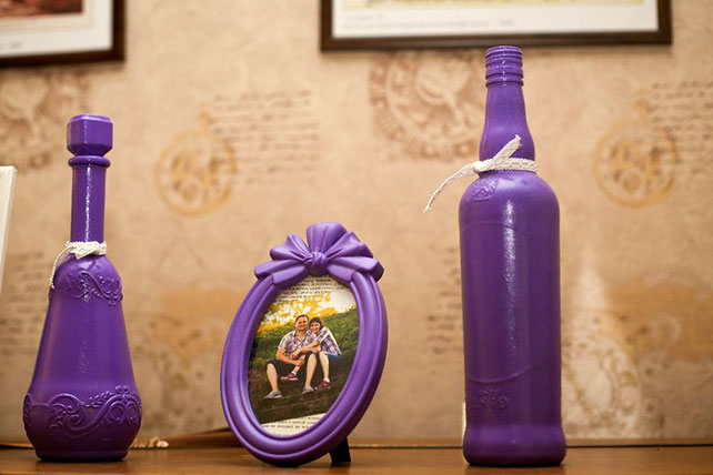 Сиреневая свадьба с велосипедами, фоторамки и бутылки