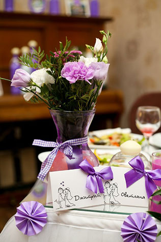 Сиреневая свадьба с велосипедами, композиция на стол, рассадочные карточки