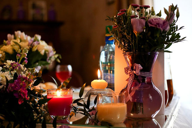 Сиреневая свадьба с велосипедами, композиция на стол, свечи