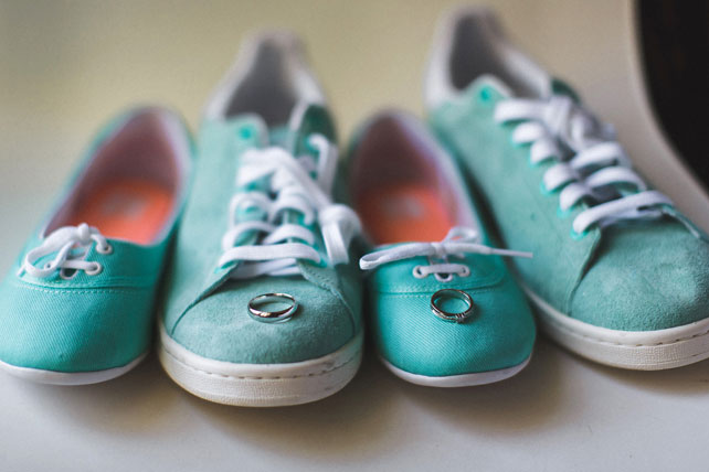 Мятная свадьба с городской фотосессией, обувь жениха и невесты, кольца