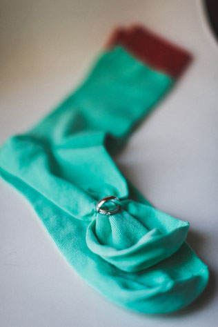 Мятная свадьба с городской фотосессией, мятные носки жениха, кольцо