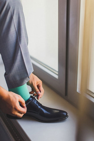 Мятная свадьба с городской фотосессией, туфли жениха