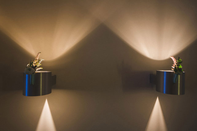 Мятная свадьба с городской фотосессией, цветы на лампах