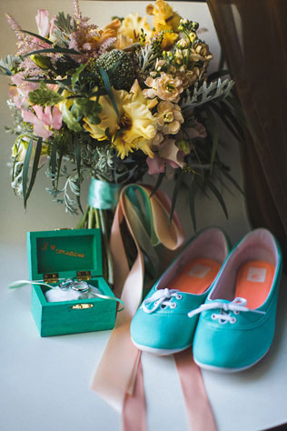 Мятная свадьба с городской фотосессией, букет невесты