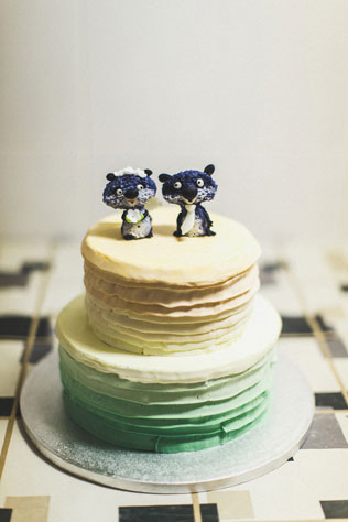 Мятная свадьба с городской фотосессией, мятный свадебный торт