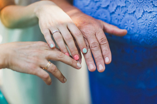 Мятная свадьба с городской фотосессией, свадебный маникюр