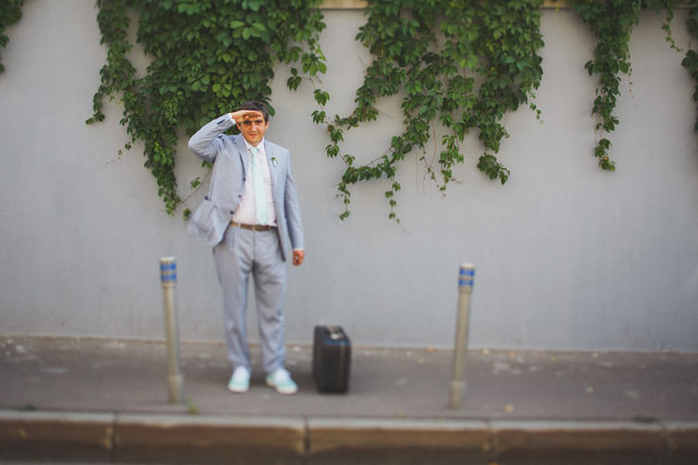 Мятная свадьба с городской фотосессией, образ жениха