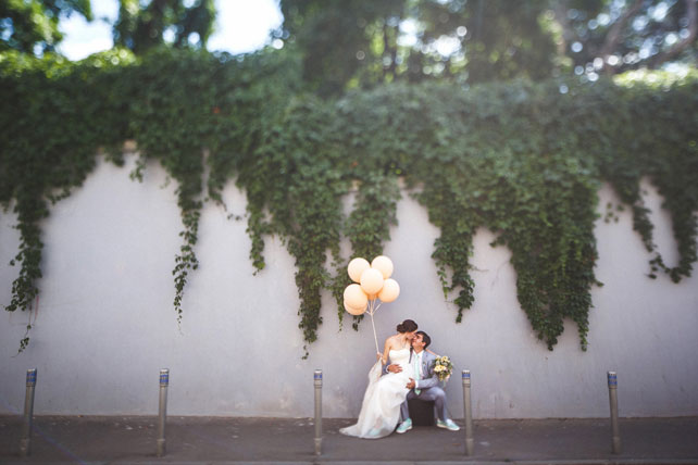 Мятная свадьба с городской фотосессией, жених и невеста с большими шарами