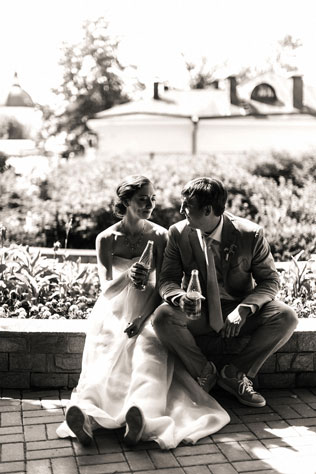 Мятная свадьба с городской фотосессией, жених и невеста с напитками