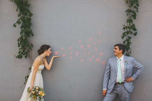 Мятная свадьба с городской фотосессией, нарисованные сердечки на стене