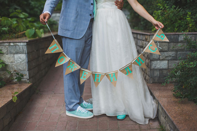 Мятная свадьба с городской фотосессией, жених и невеста с флажками