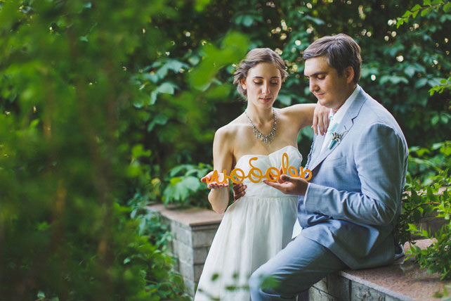 Мятная свадьба с городской фотосессией, жених и невеста с надписью