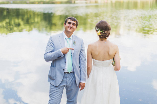 Мятная свадьба с городской фотосессией, жених и невеста у пруда