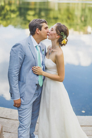 Мятная свадьба с городской фотосессией, жених и невеста у пруда