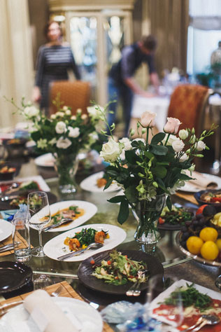 Мятная свадьба с городской фотосессией, декор банкетного стола