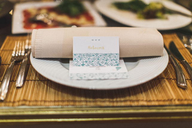 Мятная свадьба с городской фотосессией, сервировка свадебного стола