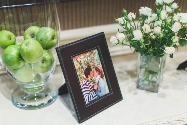 Мятная свадьба с городской фотосессией, рамка с фото, яблоки, цветы
