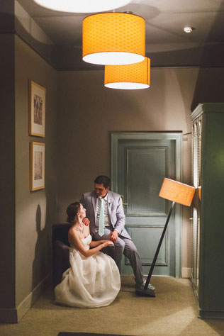 Мятная свадьба с городской фотосессией, жених и невеста