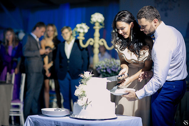 сладкая свадьба, молодожены режут торт