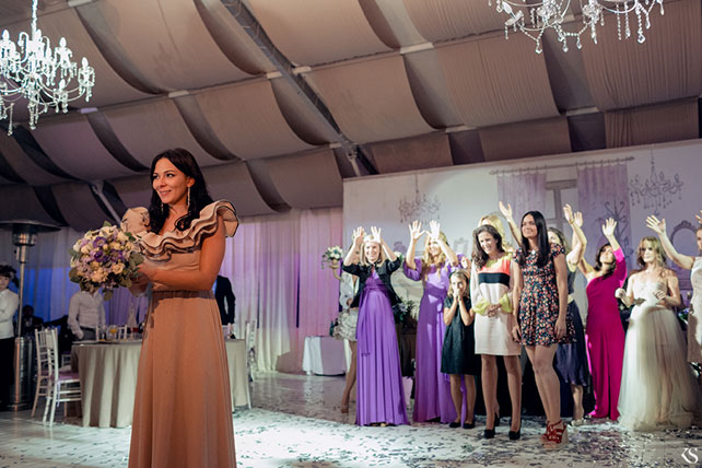 сладкая свадьба, невеста бросает букет