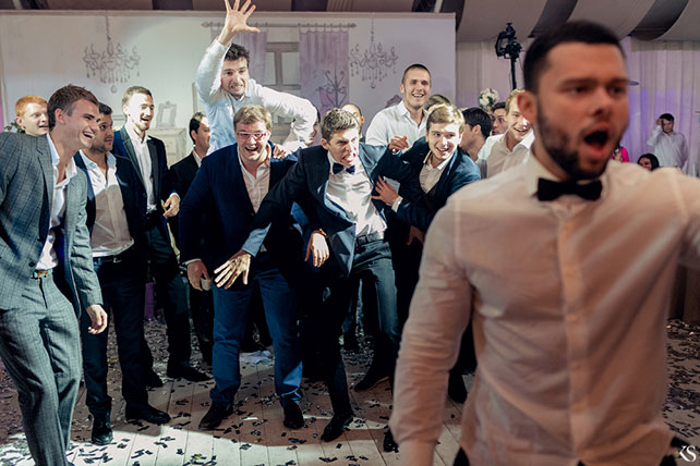 сладкая свадьба, жених бросает подвязку