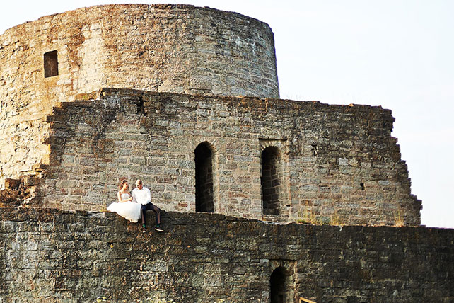 Большая славянская свадьба, Юлия и Йован, фотосессия жениха и невесты у замка
