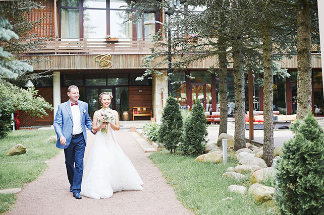 Большая славянская свадьба, Юлия и Йован, отец ведет невесту к алтарю