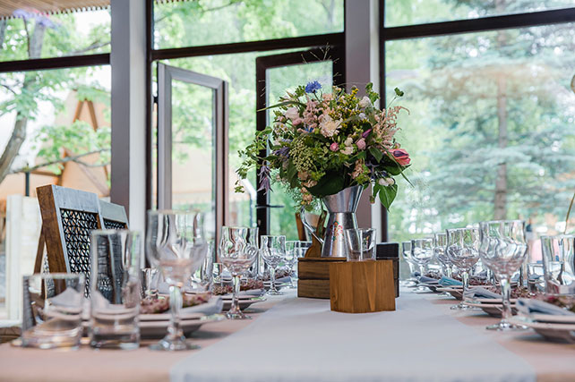 Большая славянская свадьба, Юлия и Йован, декор зала живыми цветами