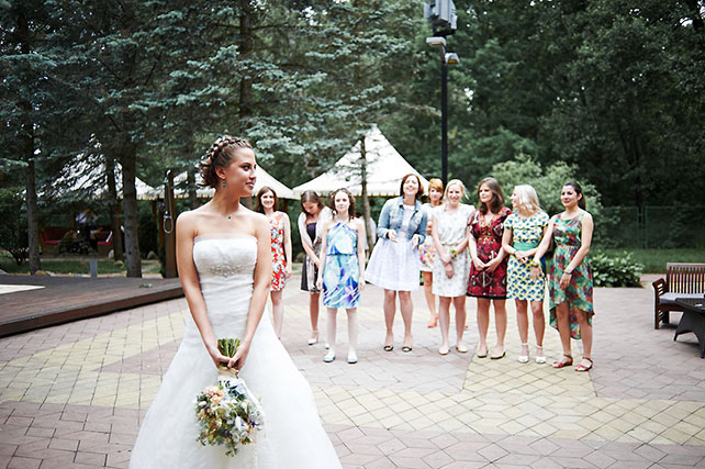 Большая славянская свадьба, Юлия и Йован, невеста бросает букет подружкам