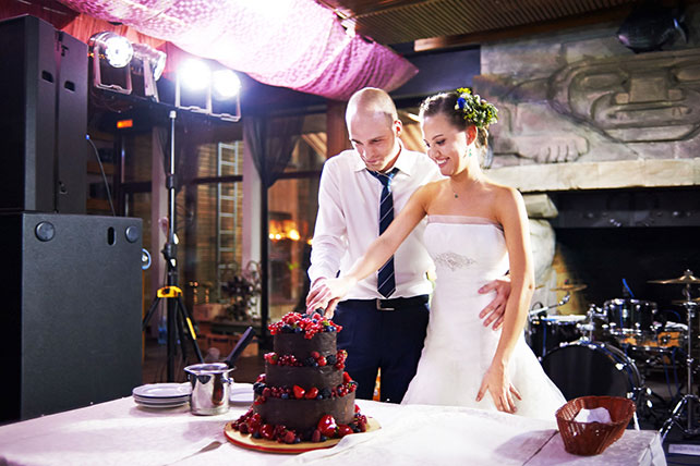 Большая славянская свадьба, Юлия и Йован, молодожены разрезают торт