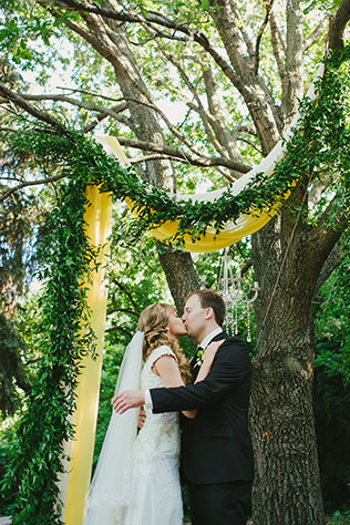 Сочная лимонная свадьба, свадебная церемония, поцелуй жениха и невесты