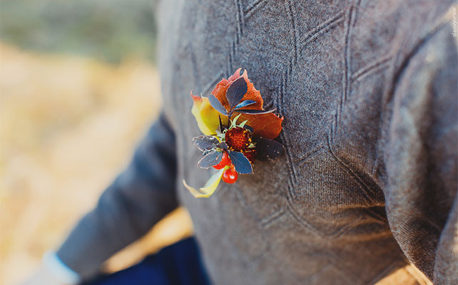 солнечная осенняя свадьба, бутоньерка друзей жениха