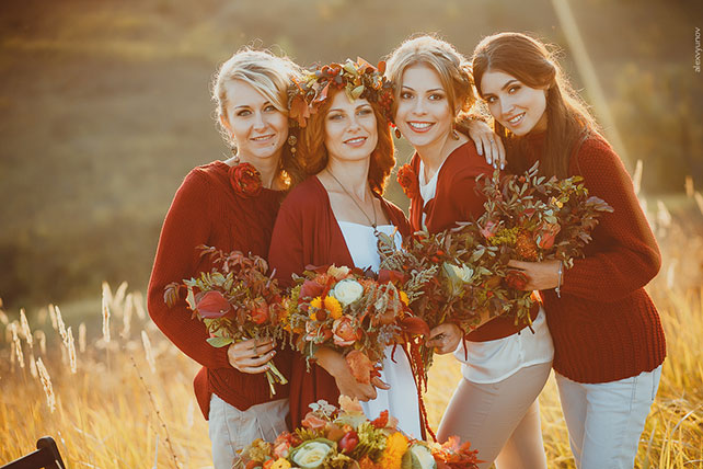солнечная осенняя свадьба, невеста с подружками