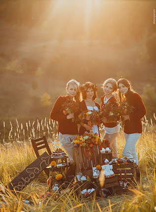солнечная осенняя свадьба, невеста с подружками